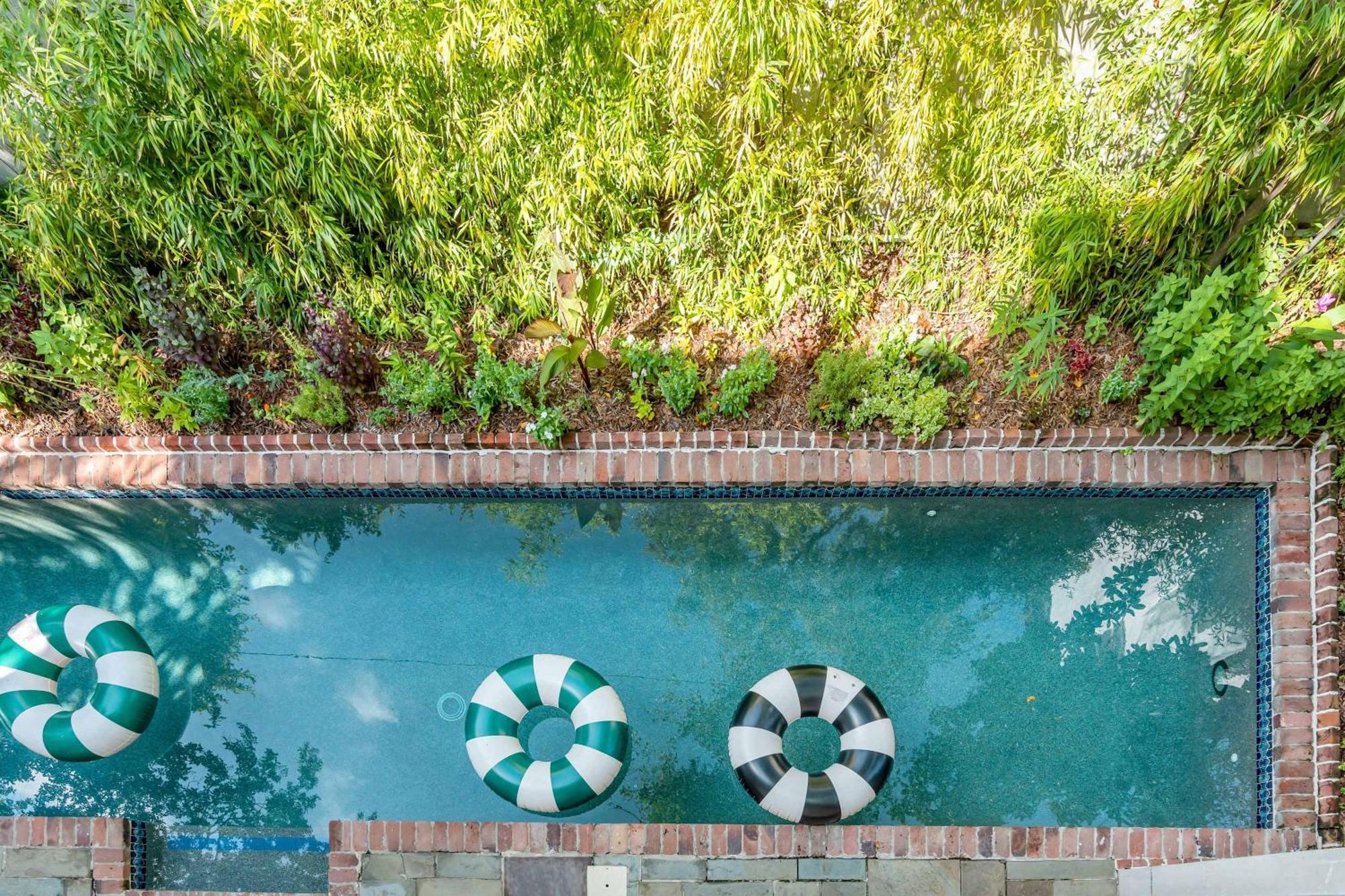 Serene Cottage With Beautiful Garden And Heated Pool Чарлстън Екстериор снимка